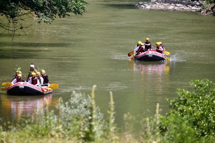 Düzce'de sıcak hava nedeniyle rafting parkurlarına talep arttı