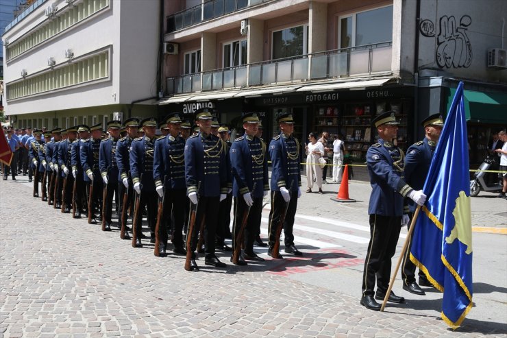 Kosova'da "Kurtuluş Günü" dolayısıyla askeri geçit töreni düzenlendi