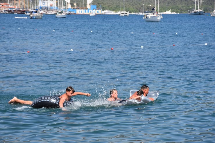 Muğla'da sıcak hava nedeniyle sahillerde yoğunluğuk yaşanıyor