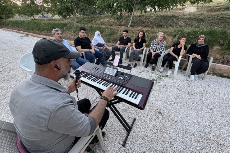 Piyanist muhtar, şarkıları artık köyündekiler için seslendiriyor