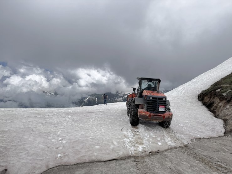 Rize'de yüksek rakımlı yayla yollarında kar temizleme çalışmaları sürüyor