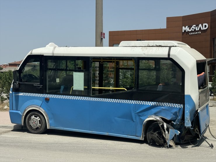 Sakarya'da cip ile minibüsün çarpışması sonucu 7 kişi yaralandı