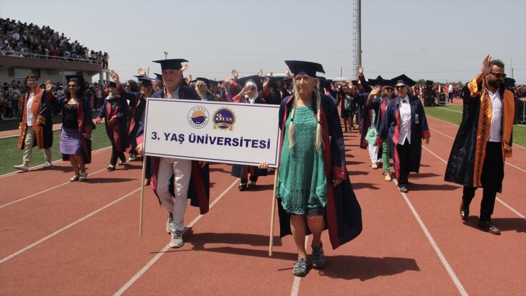 Sinop'ta 60 yaş üzeri "kıdemli üniversiteliler" gençlerle birlikte mezuniyet heyecanı yaşadı