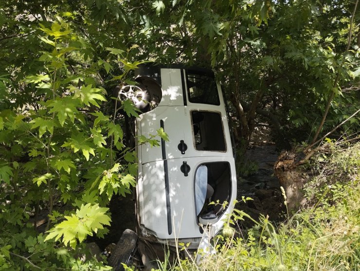 Adana'da dereye düşen araçtaki 3 kişi yaralandı