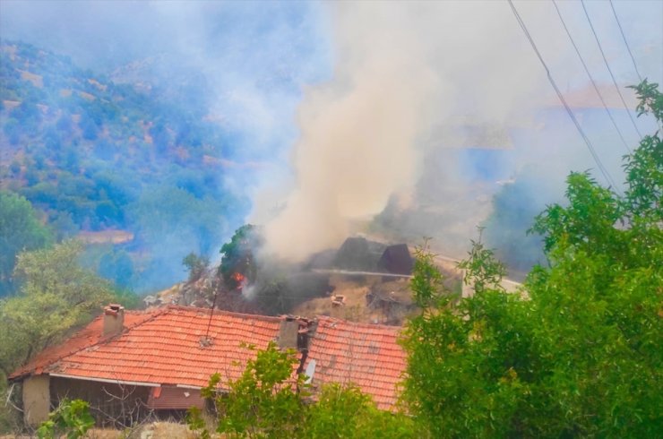 Ankara Nallıhan'da samanlık ve kullanılmayan değirmen yandı