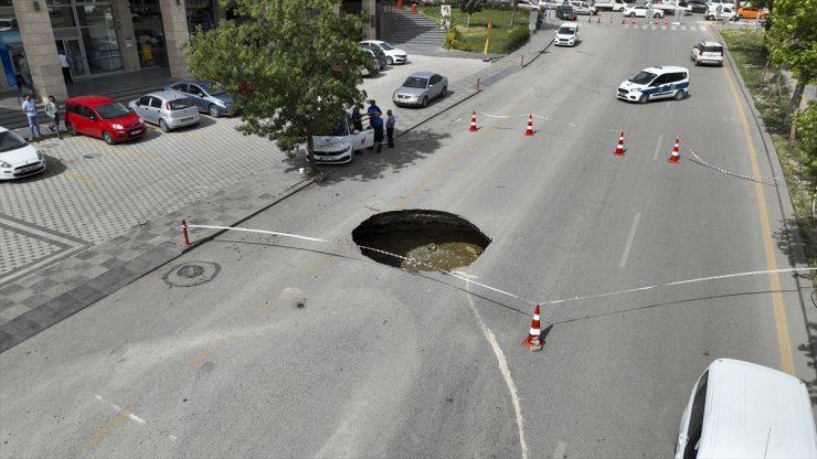 Ankara'da kanalizasyon sularının birikmesi sonucu yol çöktü