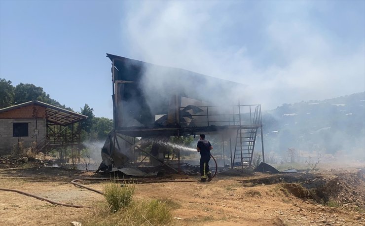 Antalya'da çıkan yangında evde ve serada hasar oluştu