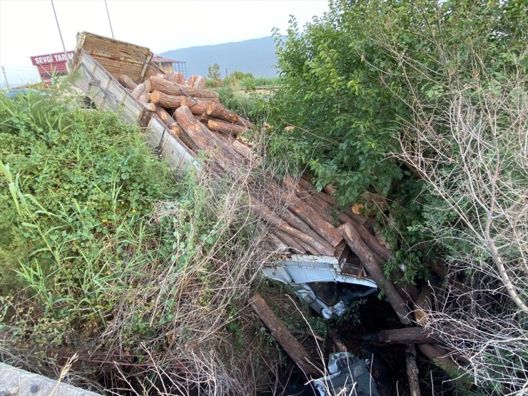 Aydın'da şarampole devrilen kamyonun sürücüsü ağır yaralandı