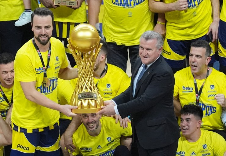 Basketbol Süper Ligi'nde şampiyon Fenerbahçe Beko, kupasını aldı