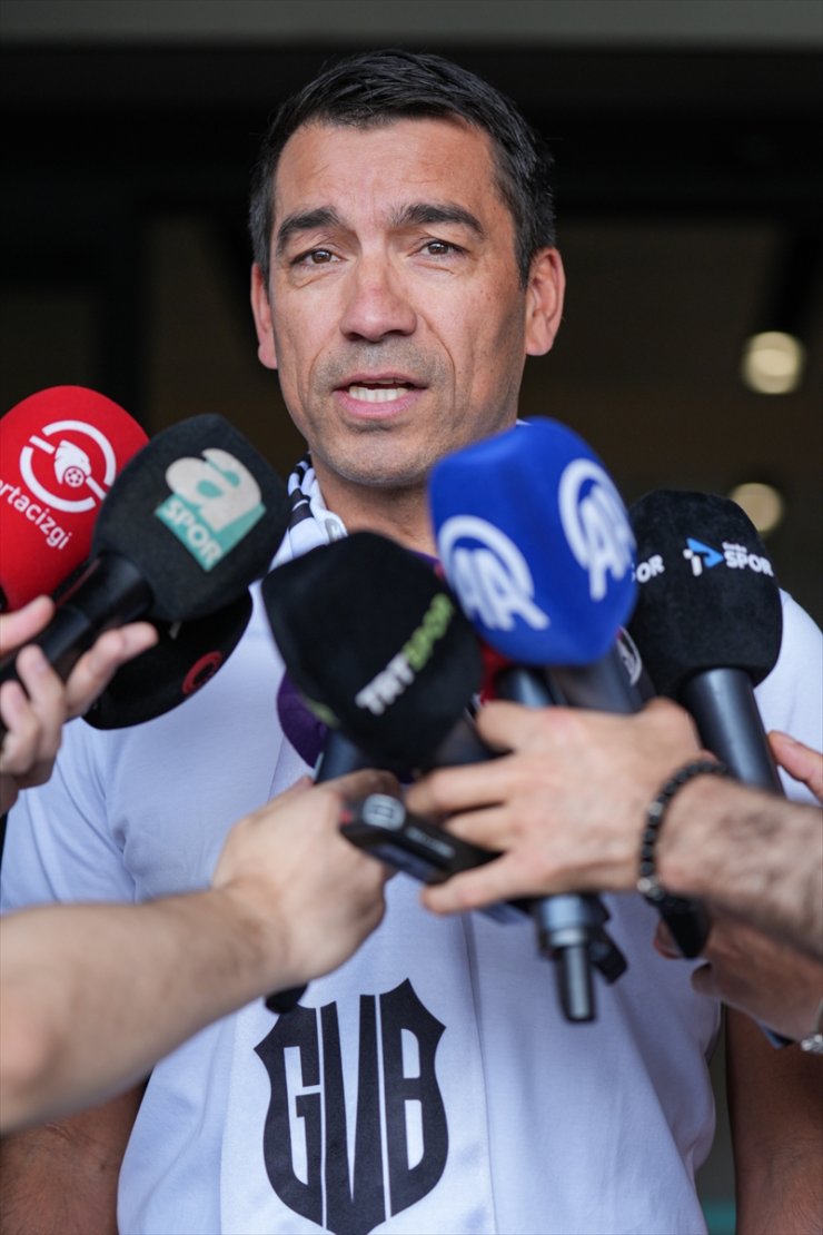 Beşiktaş'ın yeni teknik direktörü Van Bronckhorst İstanbul'a geldi