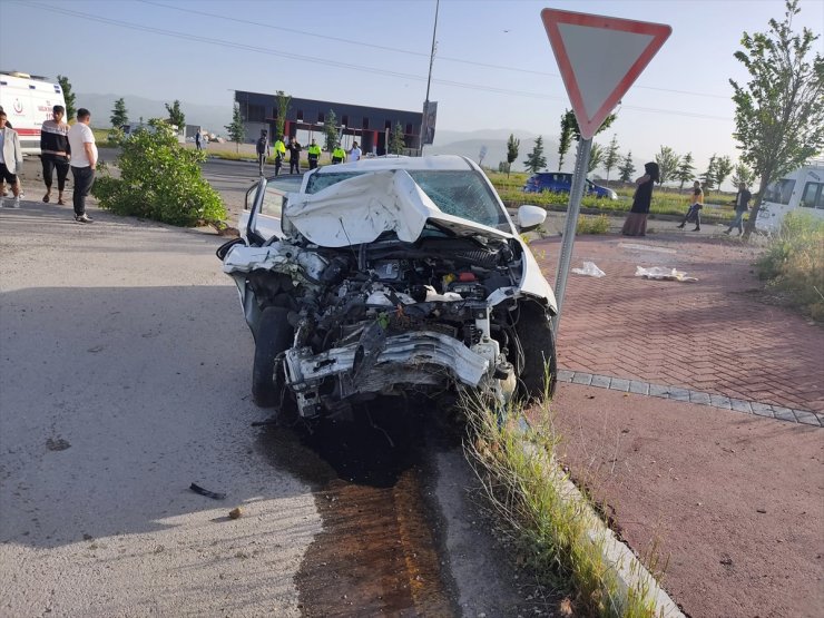 Erzurum'da kamyonetle otomobil çarpıştı, 12 kişi yaralandı