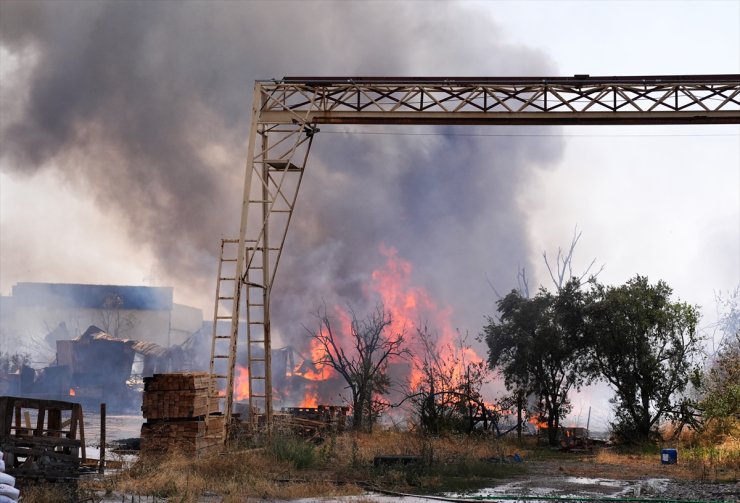 İzmir'de palet depolarındaki yangına müdahale ediliyor