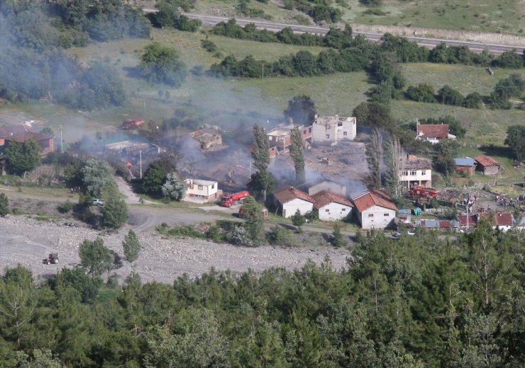 GÜNCELLEME 2 - Kastamonu'da köyde çıkan yangında 11 ev yandı