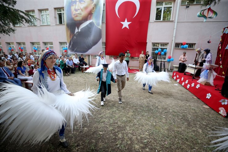 Kırklareli'nde sınıfın tek mezunu otizmli Çınar için özel tören düzenlendi