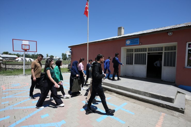 Muş'ta öğretmen adayları, köylerdeki çocukları geleneksel oyunlarla eğlendiriyor