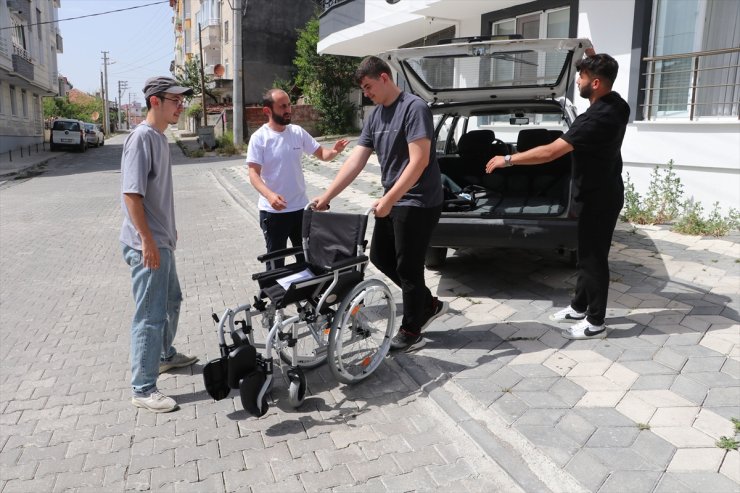 Samsun'da mavi kapak toplayan yüksekokul öğrencileri bir engelliye tekerlekli sandalye aldı