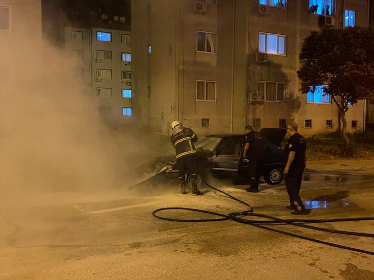 Adana'da seyir halindeyken alev alan otomobil kullanılamaz hale geldi