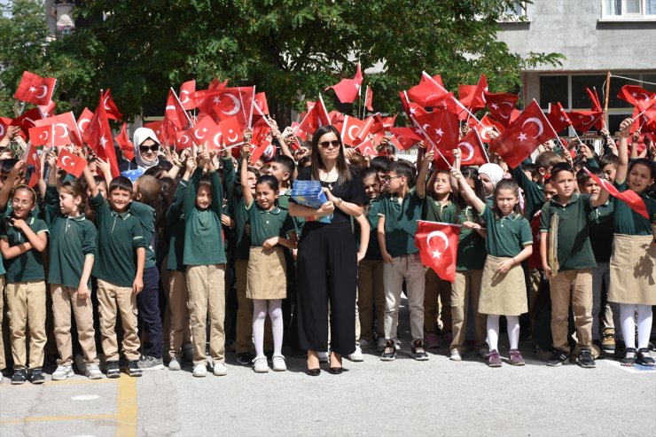 Konya ve çevre illerde öğrenciler karnelerini aldı