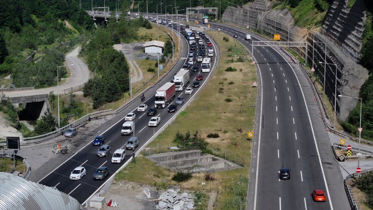 Anadolu Otoyolu'nun Düzce ve Bolu geçişinde akıcı yoğunluk yaşanıyor