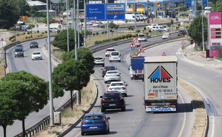 Ankara-Samsun kara yolu Havza geçişinde trafik yoğunluğu başladı