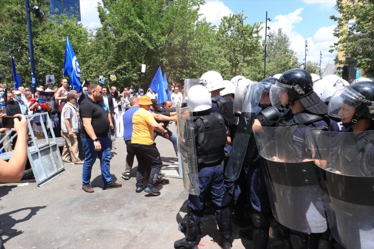 Arnavutluk'ta Belediye Başkanı Veliaj'ın istifasının istendiği protestolar devam ediyor