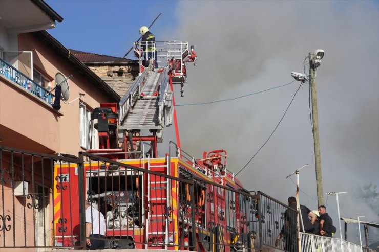 Bayburt'ta çıkan yangında 3 ev hasar gördü