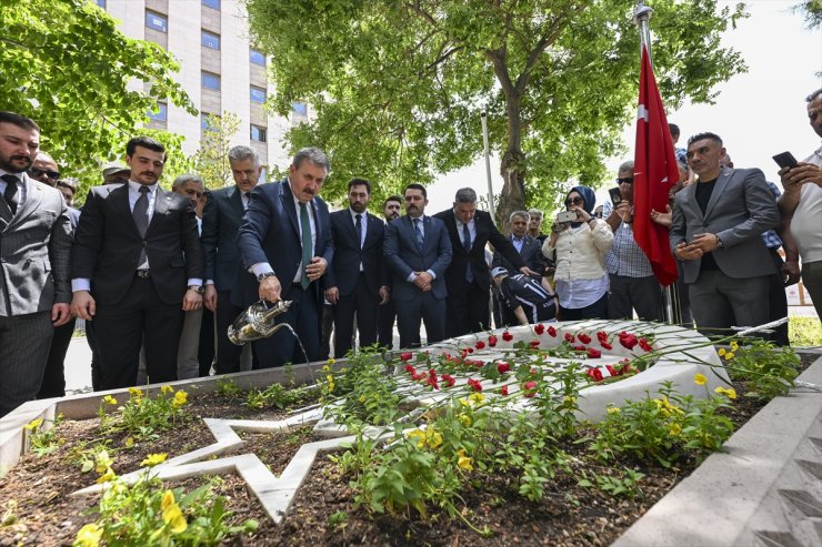 BBP Genel Başkanı Destici, Muhsin Yazıcıoğlu'nun kabrini ziyaret etti: