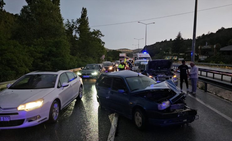 Çorum'da zincirleme trafik kazasında 8 kişi yaralandı