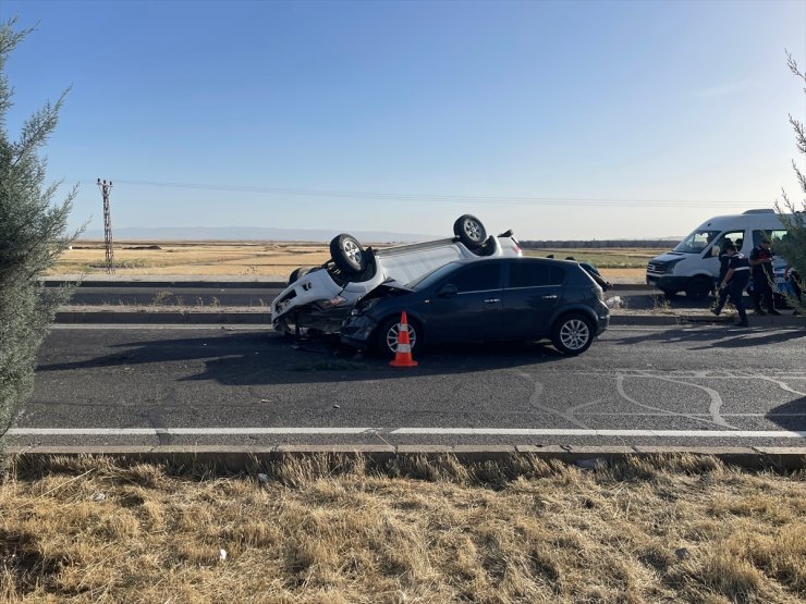 Diyarbakır'da kamyonet ile otomobilin çarpıştığı kazada 6 kişi yaralandı