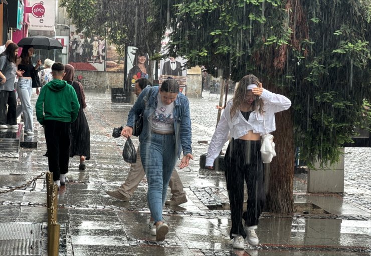 Edirne'de etkili olan sağanak vatandaşlara zor anlar yaşattı