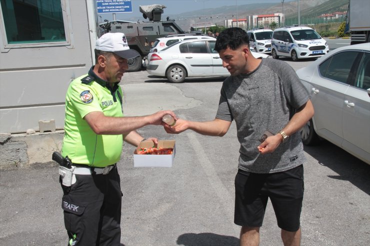 Erzincan'da trafik polisleri bayram yolcularını ikramlarla karşıladı