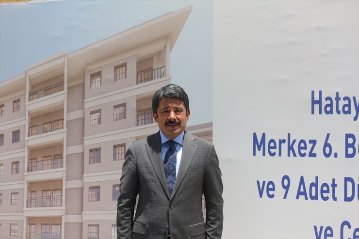 İskenderun'da depremzedeler için yapımına başlanan konut ve iş yerlerinde inceleme