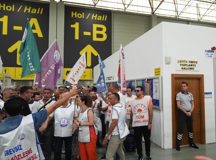 İzmir Büyükşehir Belediyesinde iş bırakan memurlar eylemlerini sürdürdü