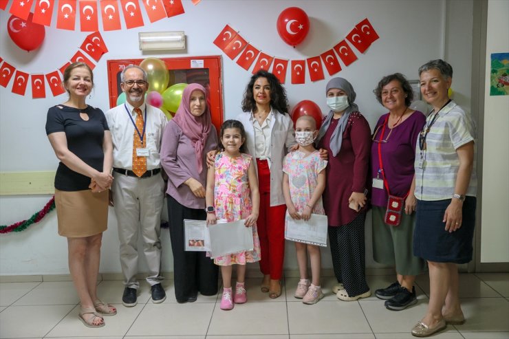 İzmir'de tedavi gören çocuklar karne heyecanını hastanede yaşadı