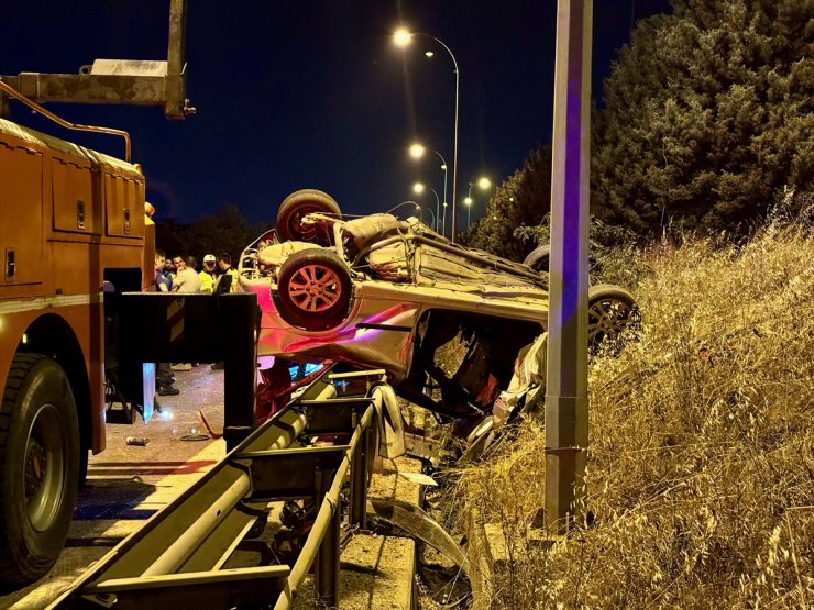 Kocaeli'de bariyere çarparak devrilen otomobildeki 3 kişi öldü