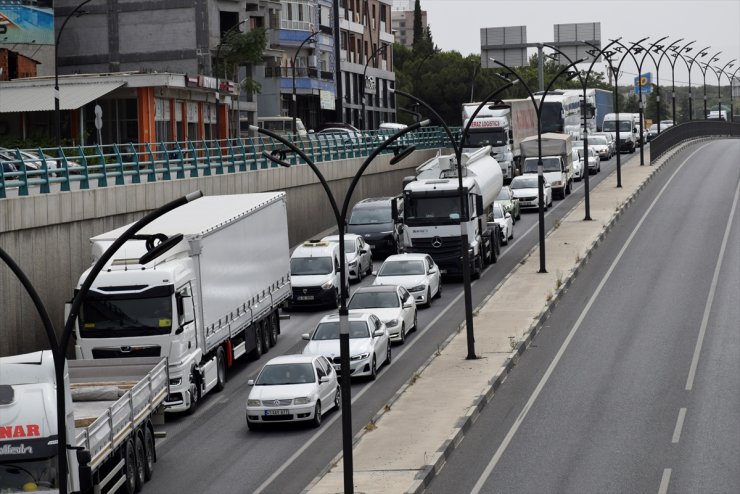 Manisa'da bayram öncesi trafik yoğunluğu yaşanıyor