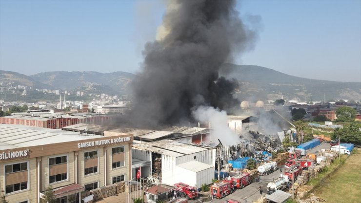 GÜNCELLEME - Samsun'da iki fabrikada etkili olan yangın söndürülmeye çalışılıyor