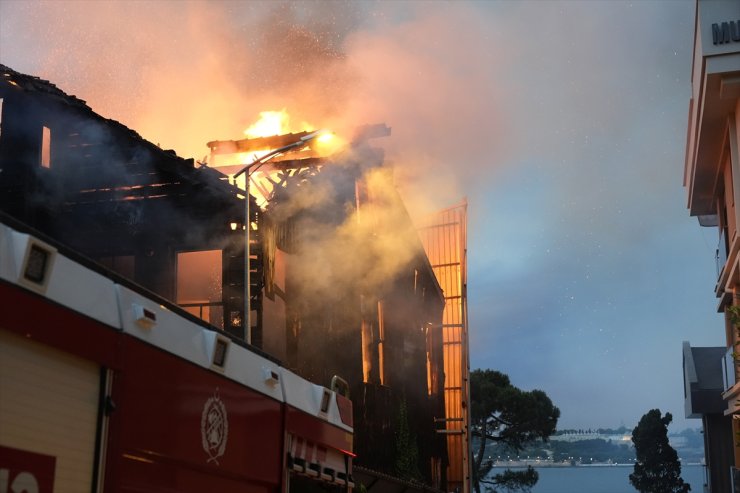 Üsküdar'da üç katlı ahşap binada çıkan yangın söndürüldü