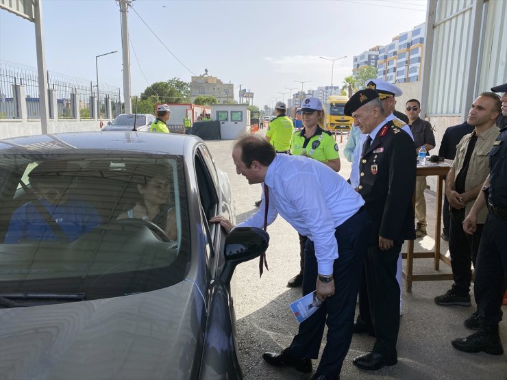 Vali Pehlivan, bayram için Mersin'e gelen tatilcileri kent girişinde karşıladı