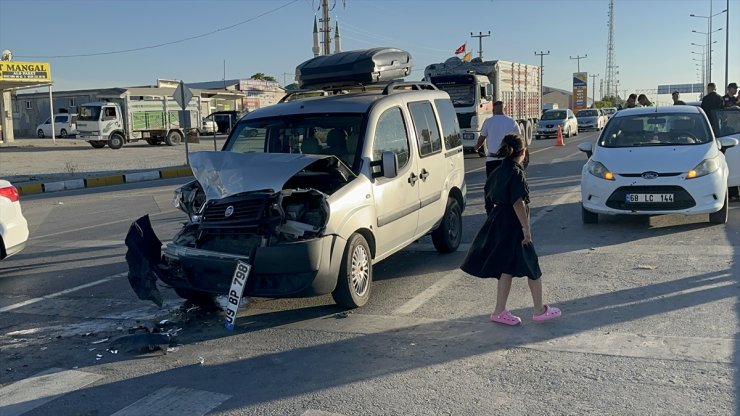 Aksaray'da 5 kişinin yaralandığı kaza anı kameralara yansıdı
