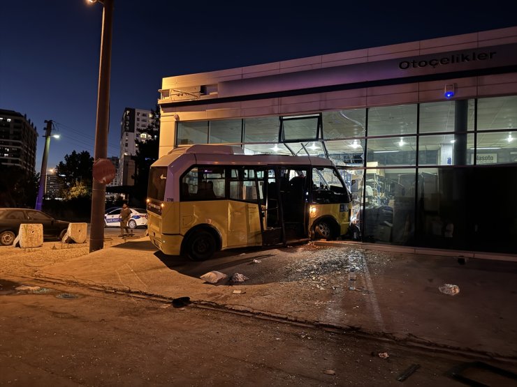 Bursa'da otomobil ile minibüsün çarpıştığı kazada 12 kişi yaralandı