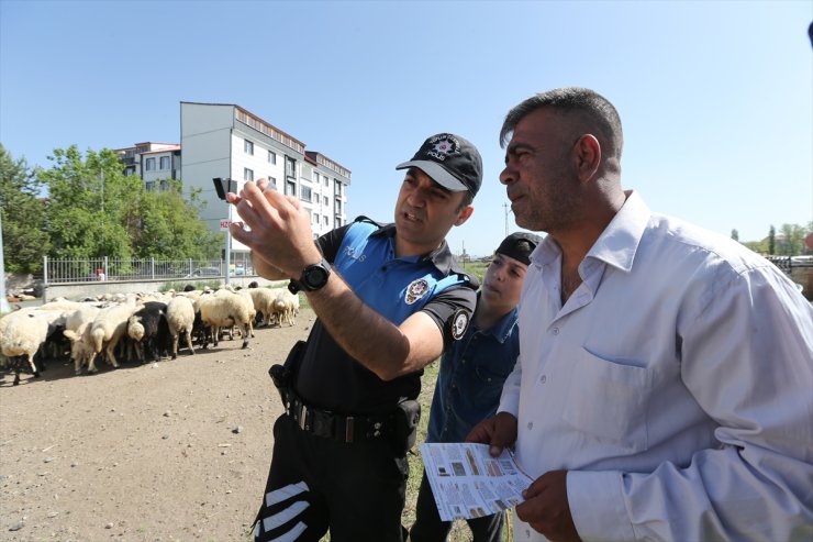 Kars polisi, hayvan pazarlarındaki satıcılara "sahte para"yı uygulamalı anlatıyor