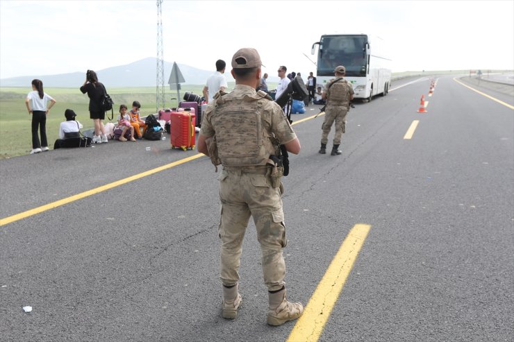 Kars'ta yolcu otobüsünde çıkan yangın söndürüldü