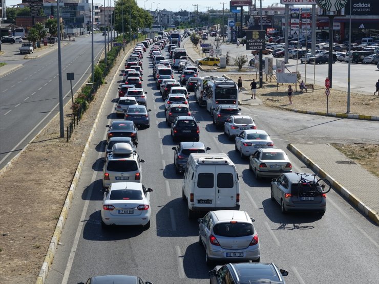 Kuzey Ege'nin tatil merkezlerinde trafikte bayram yoğunluğu