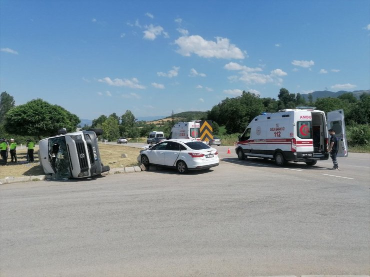 Tokat'ta otomobil ile minibüsün çarpıştığı kazada 18 kişi yaralandı