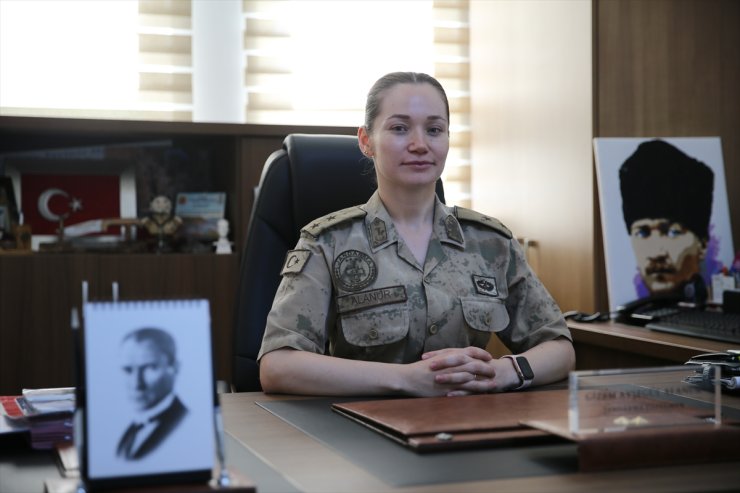Gizem Üsteğmen, 23 Nisan'da hayalini kurduğu üniformayla görevini severek yapıyor