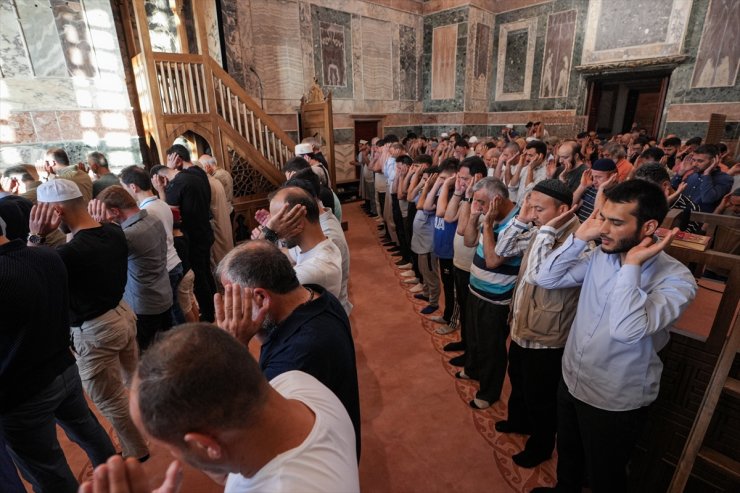 İstanbul'daki camilerde bayram namazı kılındı