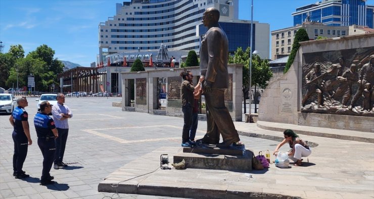 GÜNCELLEME - Kayseri'de Atatürk Anıtı'na baltayla saldıran 2 kişi gözaltına alındı