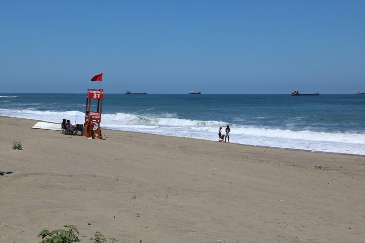 Sakarya'da sahiller denize giriş yasağı nedeniyle bayramın ilk günü boş kaldı