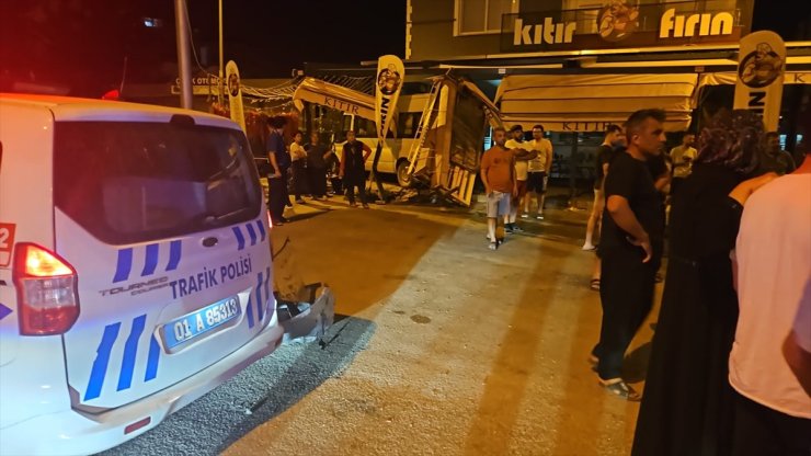 Adana'da minibüs otomobille çarpışıp iş yerine girdi 4 kişi yaralandı